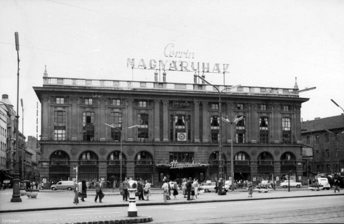 1961 – Blaha Lujza tér, Corvin Áruház. Balra a Somogyi Béla (Rökk Szilárd) utca, jobbra a Márkus Emília utca