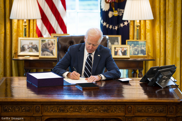 Joe Biden aláírja a mentőcsomagról szóló törvényt a Fehér Ház Ovális Irodájában, 2021 március 11-én
