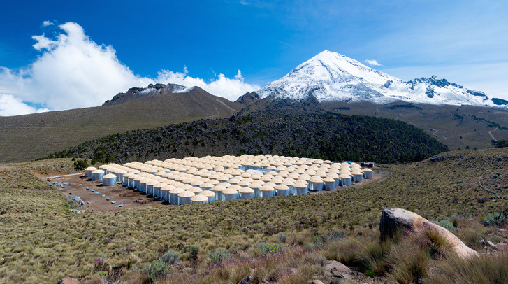 A High Altitude Cherenkov Experiment (HAWC) detektorokkal felszerelt víztartályai Mexikóban