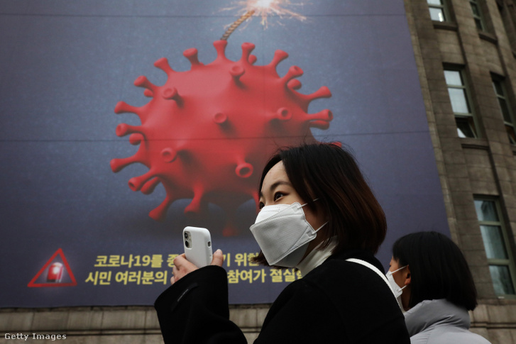 Maszkot viselő emberek 2020. november 25-én Szöulban, Dél-Koreában