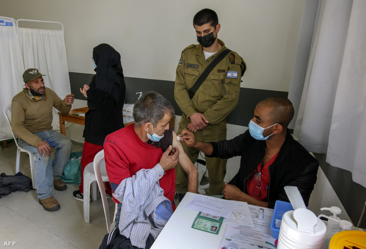 Egy palesztin munkás megkapja a Moderna koronavírus elleni vakcinája egy adagját Izraelben 2021. március 8-án