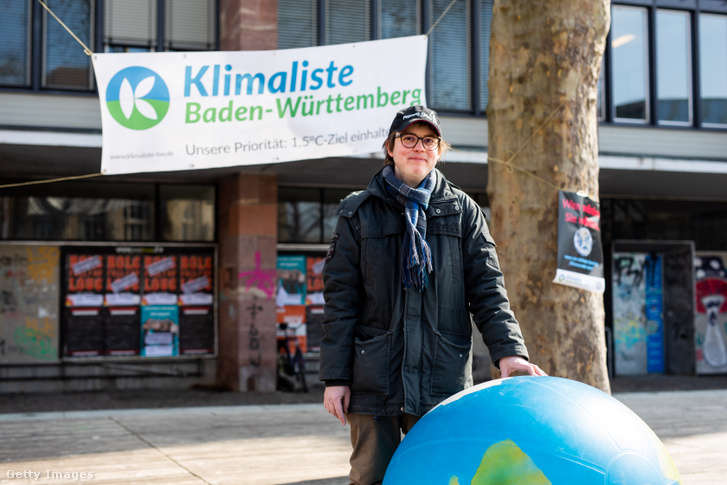 Alexander Grevel, a Klimaliste Baden-Württemberg jelöltje a párt egyik kampányállomásánál 2021. március 7-én