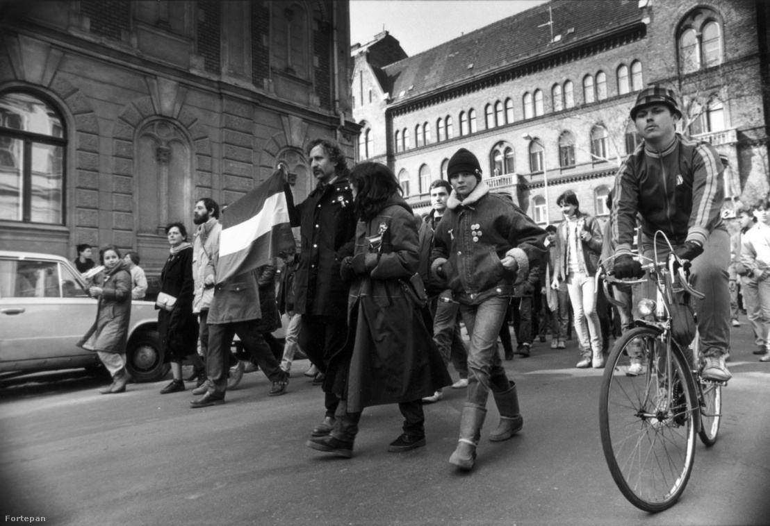 Nagy Ignác utca - Alkotmány utca sarok. A március 15-i megemlékezés és békés tüntetés résztvevői vonulnak a Szabadság tér felé 1987-ben