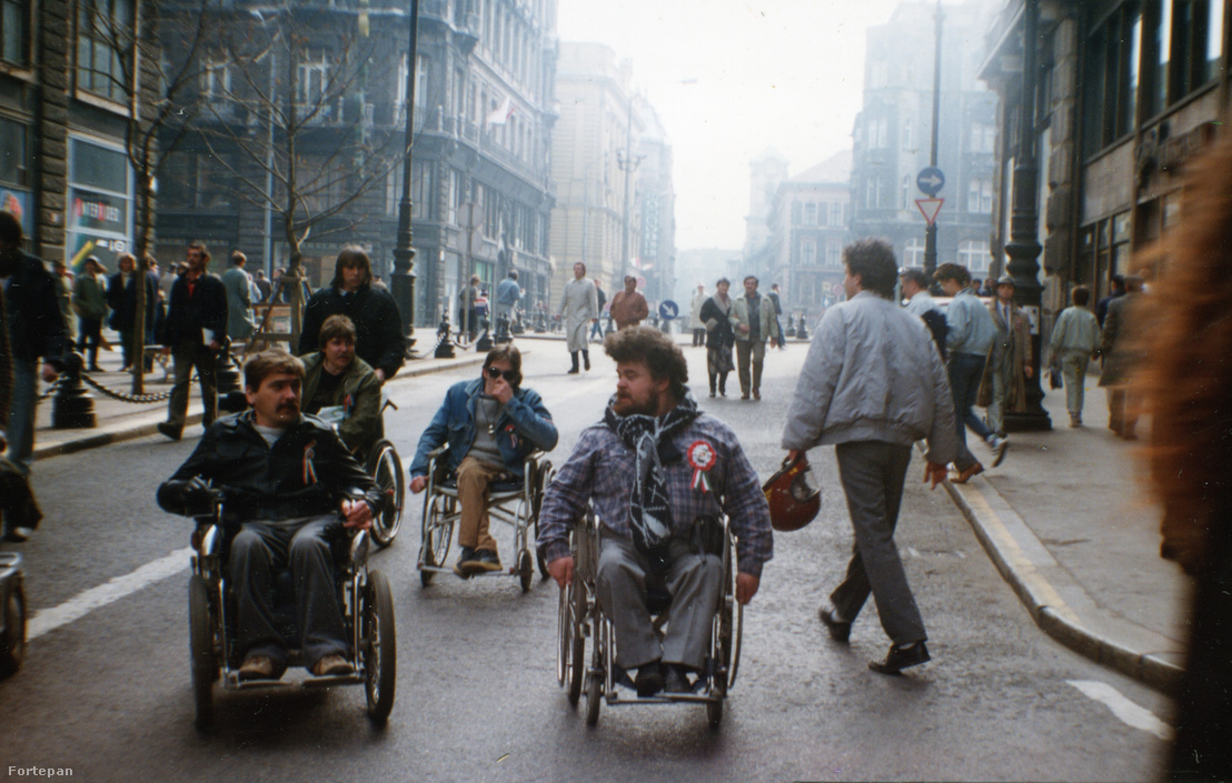 Váci utca a Piarista köztől a Szabad sajtó út felé nézve. A március 15-i megemlékezés és békés tüntetés résztvevői 1989-ben