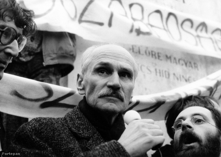 Bem József tér, a Bem szobor talapzatánál mikrofonnal a kezében Pákh Tibor emberjogi aktivista. A felvétel a demokratikus ellenzék március 15-i tüntetésén készült 1988-ban