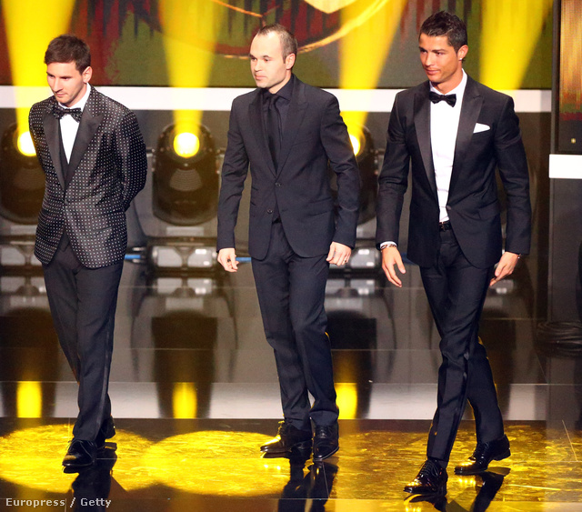 Az est pingvinje, Lionel Messi, az est gyászhuszára, Andres Iniesta és az est bárzongoristája, Cristiano Ronaldo.