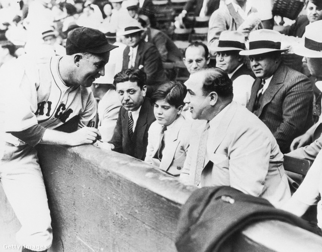 Al Capone a fiával a White Sox and Cubs 1931-es meccsén
