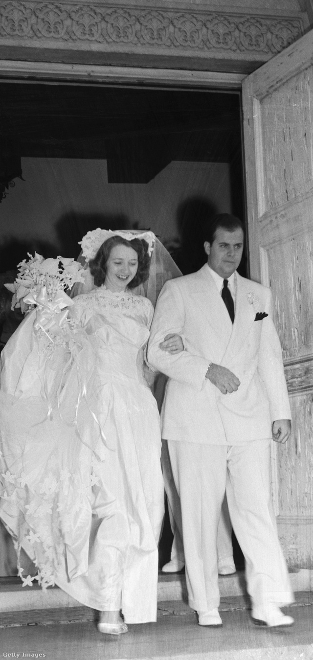 Sonny Capone házasságkötése Dianaruth Casey-vel. Apja is jelen volt a szertartáson.