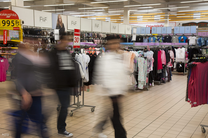 Vásárlók a nagykanizsai Tesco áruházban 2015. március 8-án