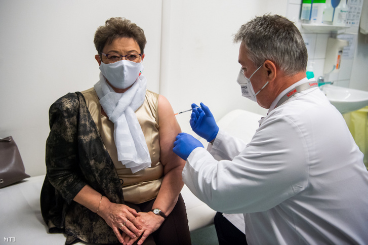Bedros J. Róbert, az országos kórházfőparancsnok helyettese beadja Müller Cecília országos tiszti főorvosnak a Pfizer–BioNTech koronavírus elleni vakcináját Budapesten, a Szent Imre Egyetemi Oktatókórházban, 2021. január 13-án