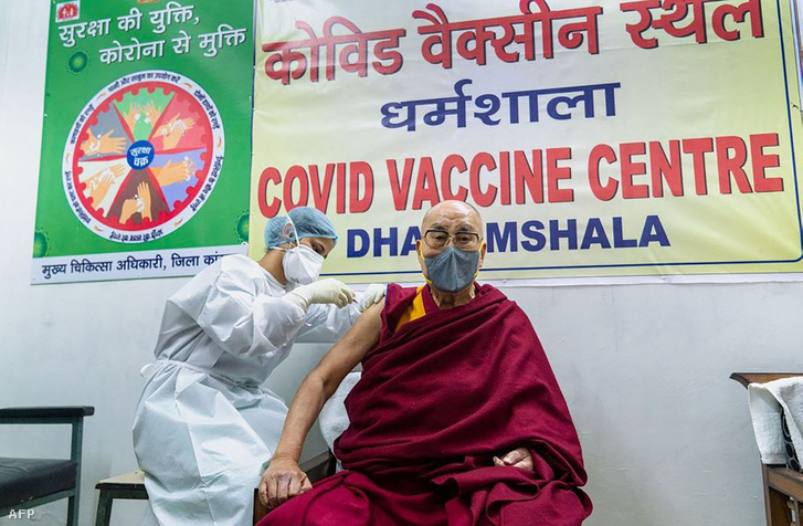 A dalai lámát koronavírus elleni vakcinával oltja be egy egészségügyi dolgozó egy oltási központban, 2021. március 6-án