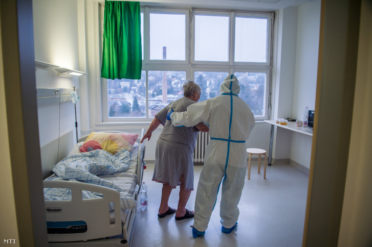 Védőruhába öltözött ápoló a koronavírussal fertőzött betegek fogadására kialakított osztályon a fővárosi Szent János Kórház Kútvölgyi tömbjében, 2020. december 15-én