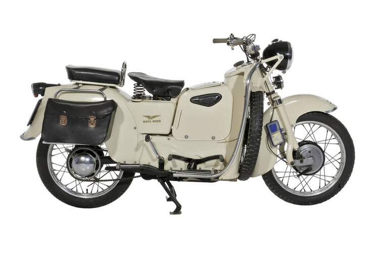 Moto Guzzi Galleto (1950.)
                        A második világháború után megszülettek a robogók - ekkor indult a Vespa és a Lambretta történelme is, és nem sokkal utánuk a Guzzi is elkészítette a sajátját