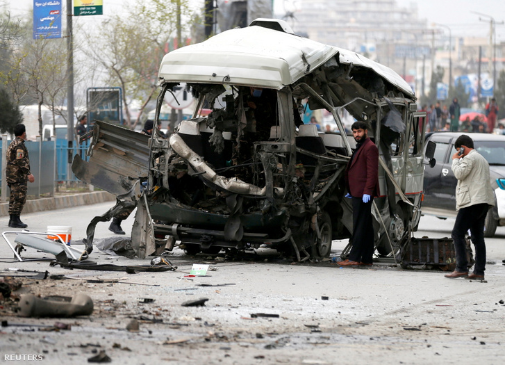 Az afgán tisztviselők ellenőrzik a sérült buszt egy robbanás után Kabulban, Afganisztánban 2021. március 15-én
