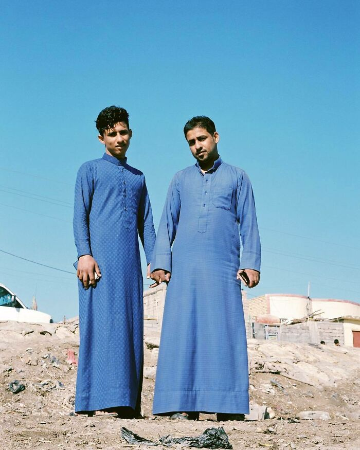 Karrar és Falah legjobb barátok, kifejezetten a kép kedvéért öltöztek egyformán. 19 és 25 évesek, Irakban, Chibayish városában élnek.