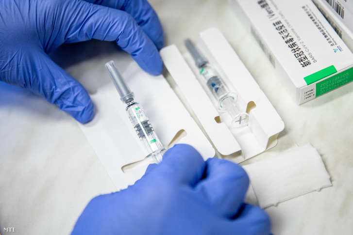 Oltáshoz készítik elő a kínai Sinopharm koronavírus elleni vakcináját az orosházi Dr. László Elek Kórház és Rendelőintézet oltópontján, 2021. március 6-án