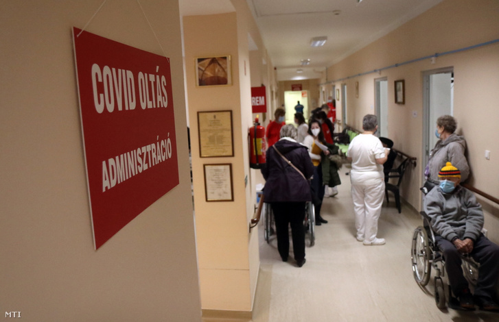 Koronavírus elleni oltásra várakoznak a Borsod-Abaúj-Zemplén Megyei Központi Kórház és Egyetemi Oktatókórházban kialakított oltóponton 2021. február 6-án Miskolcon.