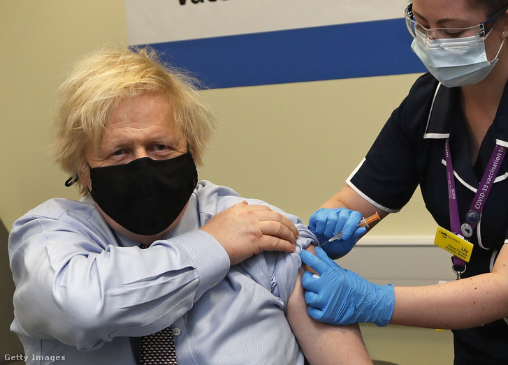 Boris Johnson brit miniszterelnök megkapja első dózisát a koronavírus elleni AstraZeneca-oltóanyagából pénteken.