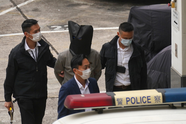 A 12 hongkongi aktivista egyike megérkezik Kínából egy hongkongi rendőrségre.