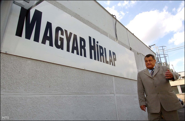 Széles Gábor a Magyar Hírlap szerkesztőségi épülete előtt