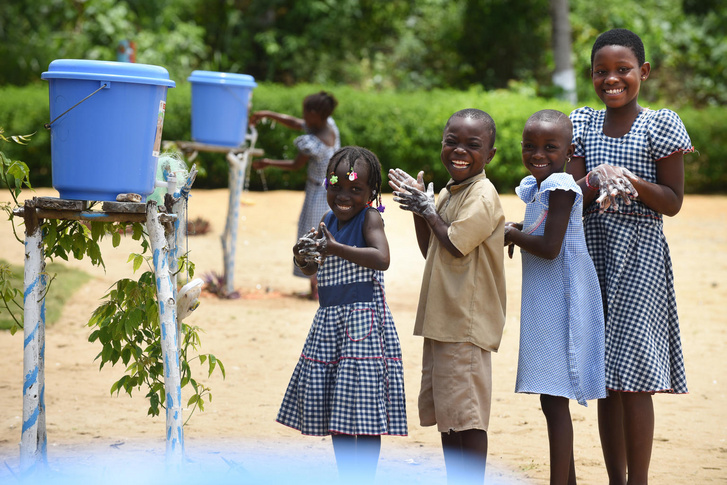 Diákok kezet mosnak az Elefántcsontpart délkeleti részén fekvő Essankro település iskolájában