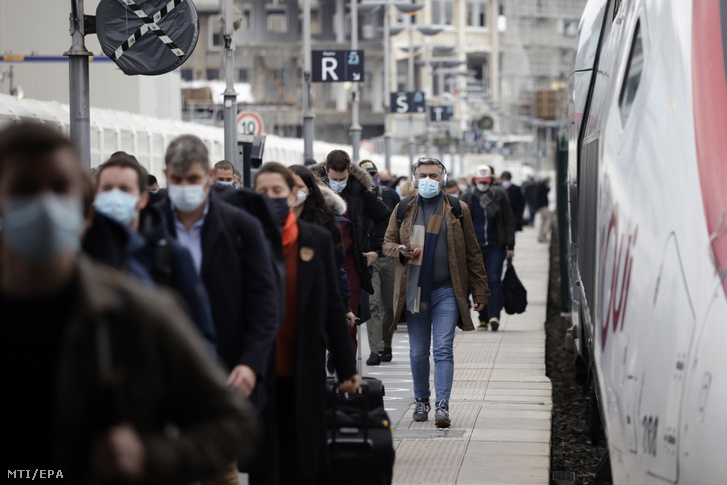 Utasokkal teli a párizsi Gare de Lyon vasúti pályaudvar 2021. március 19-én