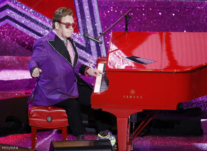 Elton John fellép a 92. Oscar-gálán a hollywoodi Dolby Színházban 2020. február 9-én.