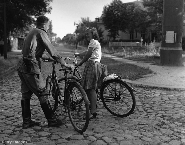 A valóság nem volt ilyen békés és vidám. Szovjet katona egy német nővel Berlinben 1945-ben