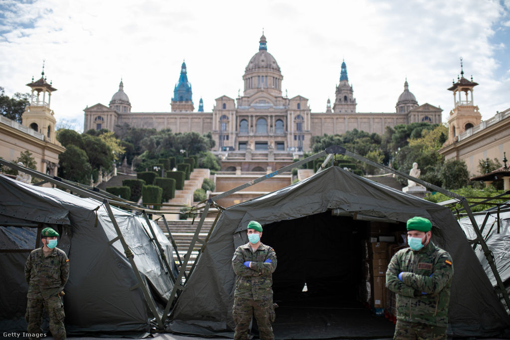 Spanyol katonák sátortábora Barcelonában 2020 márciusában, a járvány kitörésekor