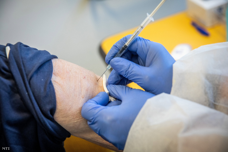 Egy idős férfit beoltanak a Pfizer–BioNTech koronavírus elleni vakcinájának második adagjával az orosházi Dr. László Elek Kórház és Rendelőintézetben kialakított oltóponton 2021. március 21-én