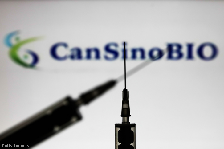 Vakcinák a CanSino Biologics cég logójával 2020. november 15-én.