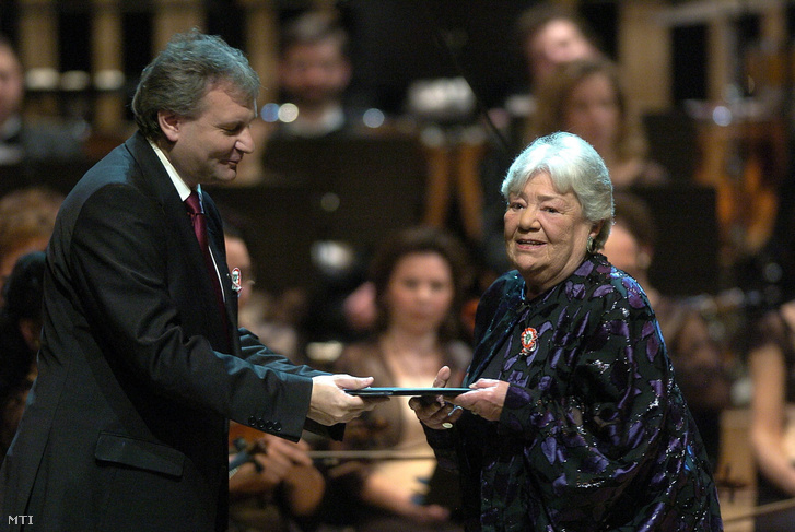 Roboz Ágnes átveszi a Magyar Köztársaság Érdemes Művésze díjat Hiller István oktatási és kulturális minisztertől, 2008 március 15-én