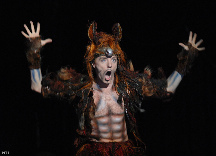 Bereczki Zoltán részletet ad elő a Szentivánéji Álom című musicalből a Budapesti Operettszínházban 2008. szeptember 16-án