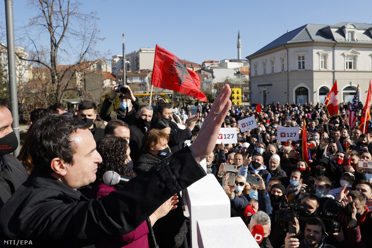 Albin Kurti, az ellenzéki koszovói Vetevendosje (Önrendelkezés) párt vezetője (b) beszél támogatóihoz a párt kampányának zárórendezvényén Pristinában 2021. február 12-én