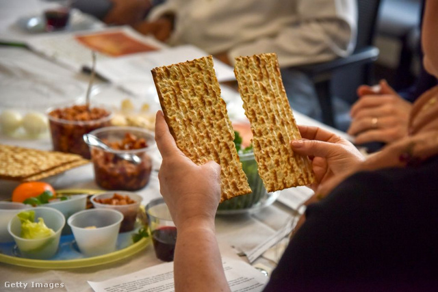A kovásztalan kenyér fontos eleme a pészahi szertartásoknak