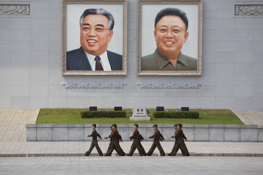Kim Ir Szen és Kim Dzsongil portréi, Phenjan, Kim Ir Szen tér.