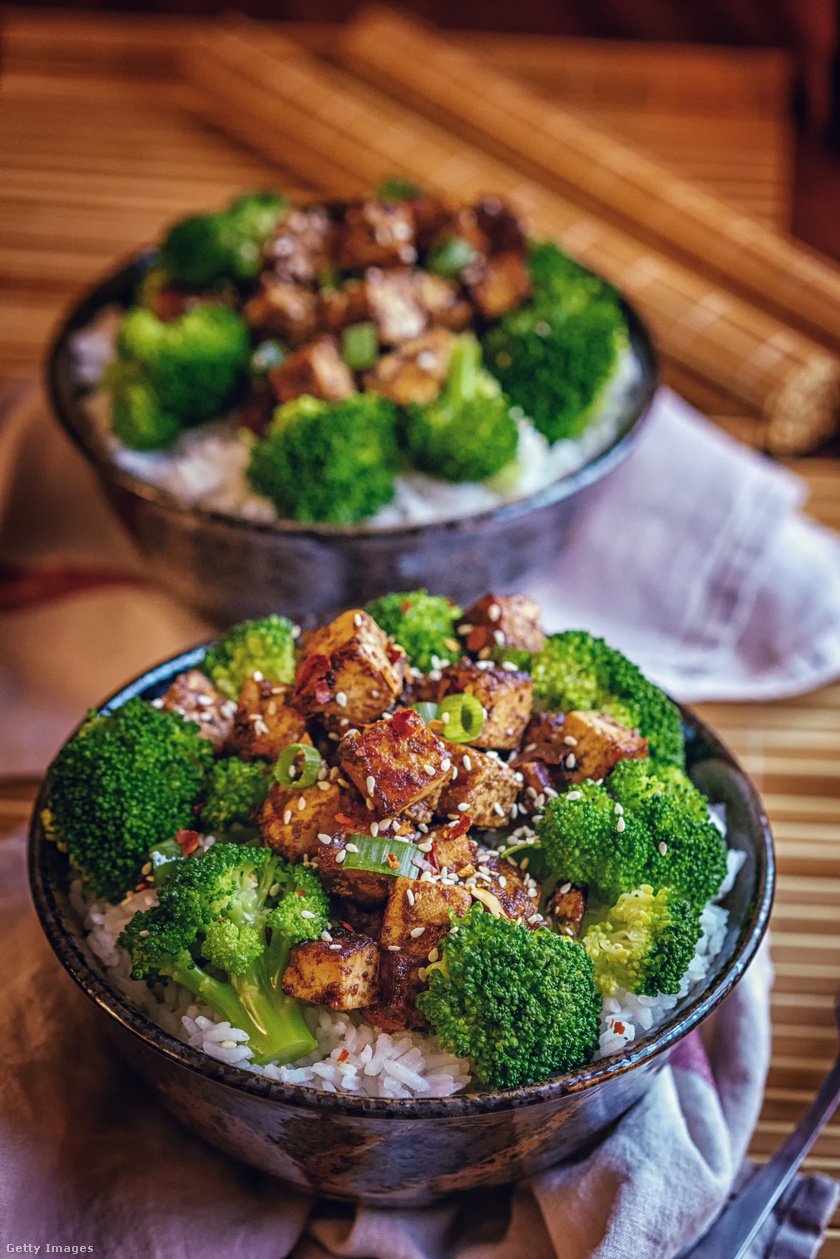 A brokkolis-rizses tofu rostokban, vitaminokban és az izmok működéséhez elengedhetetlen fehérjében bővelkedő fogás, ebédként és vacsoraként is bátran fogyasztható.