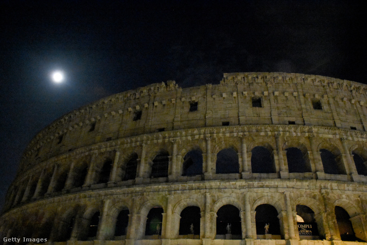 A Colosseum lekapcsolt éjszakai díszkivilágítással Rómában, 2021 március 28-án.