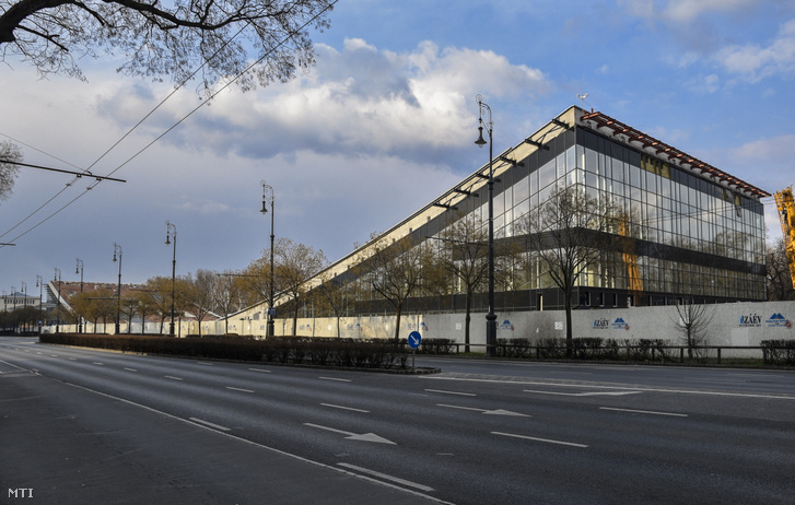 A Liget Budapest Projekt keretében épül a korábban parkolónak használt Ötvenhatosok terére tervezett új Néprajzi Múzeum a Városliget szélén, a Dózsa György úton 2021. március 20-án