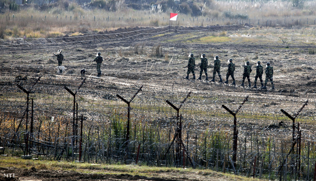 2010. február 16-án készült kép járőröző indiai katonákról a vitatott hovatartozású Kasmírt indiai és pakisztáni részre osztó, határnak számító tűzszüneti vonal közelében.