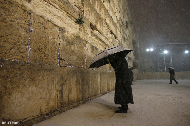 Hóesésben imádkozik egy ortodox férfi a jeruzsálemi Siratófalnál