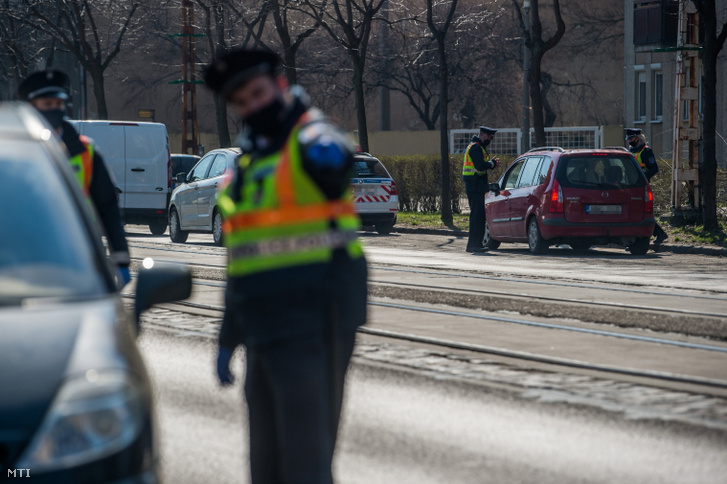 Fokozott közúti ellenőrzés az egyik helyszínen, Budapesten a VIII. kerületi Orczy úton 2021. március 8-án