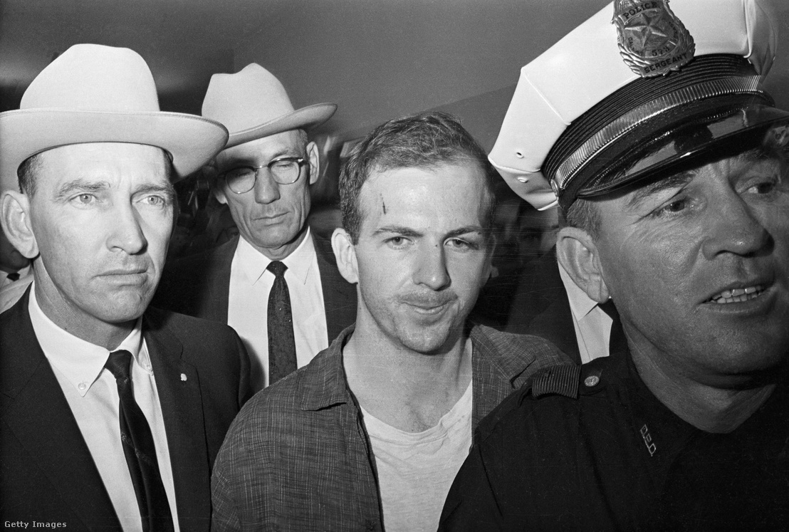 Lee Harvey Oswald november 22-én, Dallasban, ahol letartóztatták John F. Kennedy elnök meggyilkolásának vádjával