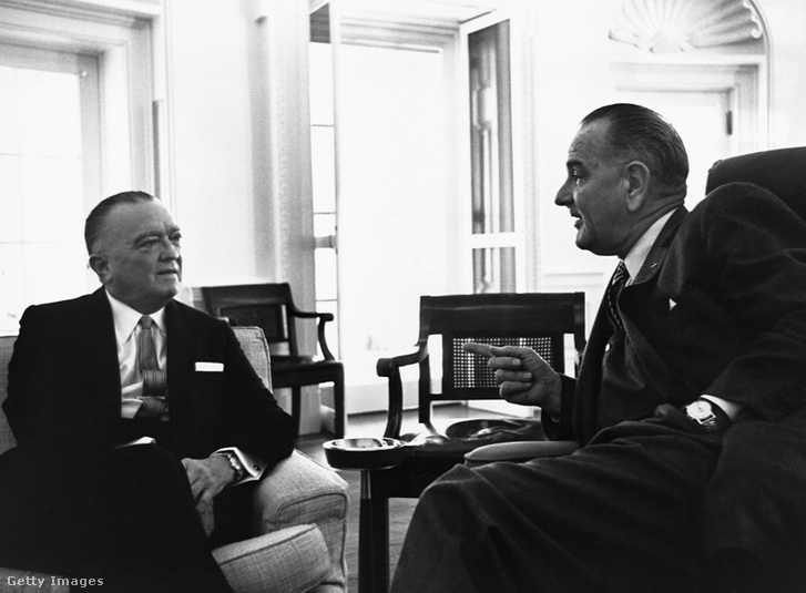 Lyndon B. Johnson elnök találkozik J. Edgar Hooverrel, az FBI igazgatójával, hogy megvitassák a John F. Kennedy elnök meggyilkolásával kapcsolatos nyomozást