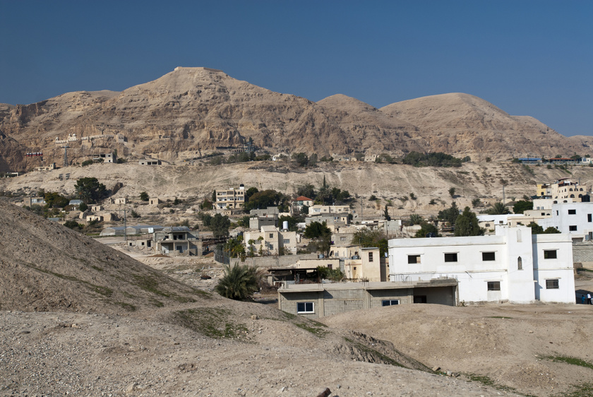 A szikár, csapadékszegény hegyi sivatag volt Jézus negyvennapos böjtjének helyszíne, ide vonult vissza imádkozni, miután János megkeresztelte a Jordán folyóban.