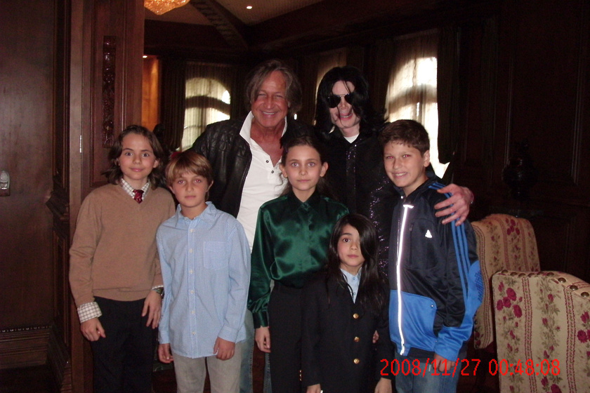 Michael Jacksonéknál járt Mohamed Hadid két gyerekével. A legendás zenész lánya, Paris középen áll zöld felsőben, a kislány előtt öccse, Prince, becenevén Blanket látható. A fotó bal szélén Michael Jr., becenevén Prince Jackson szerepel.