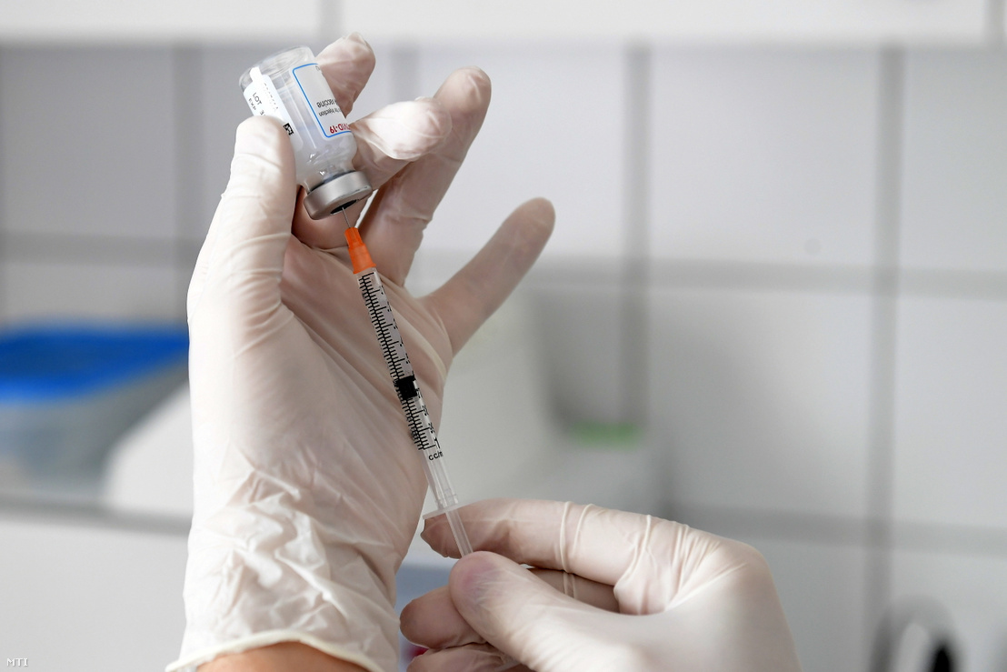 Egy háziorvos oltásra készíti elő a Moderna koronavírus elleni vakcináját 2021. március 5-én