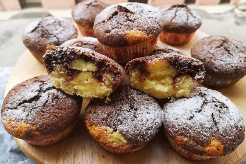 vaníliapudinggal töltött muffin