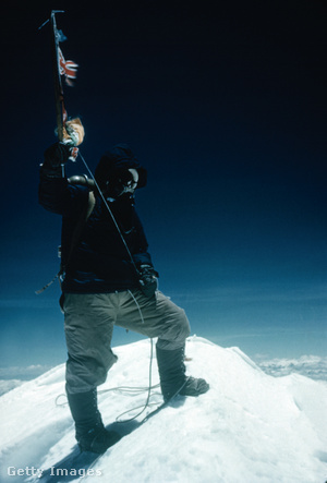 Tenzig Norgay a Mount Everest csúcsán helyi idő szerint 11:30-kor 1953. május 29-én