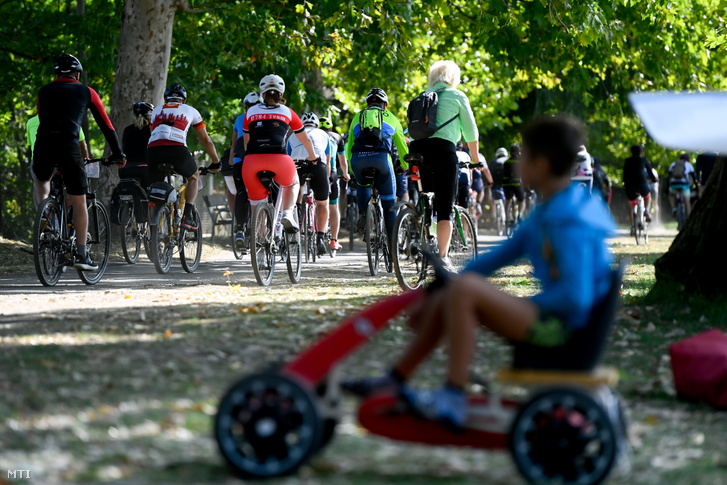 Résztvevők a Börzsöny Ring kerékpáros teljesítménytúra rajtjánál a szobi Duna-parton 2020. szeptember 19-én